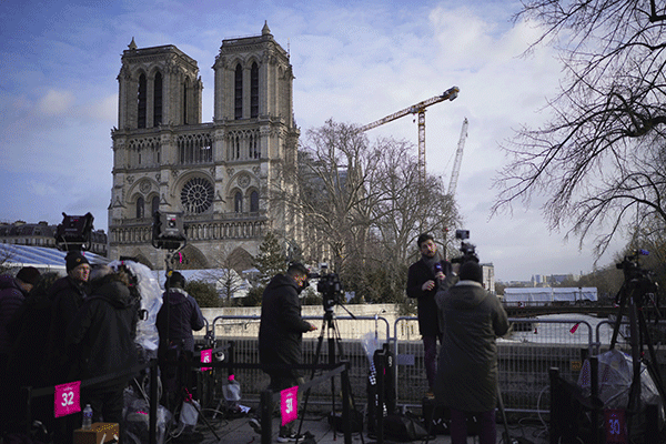 France_NotreDame_spolja s